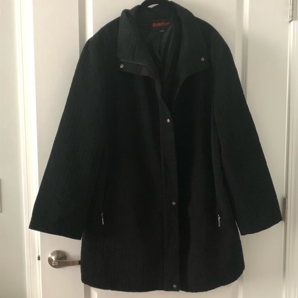 Avenue size 26/28 quilted lined jacket.  Great condition, black and very light.